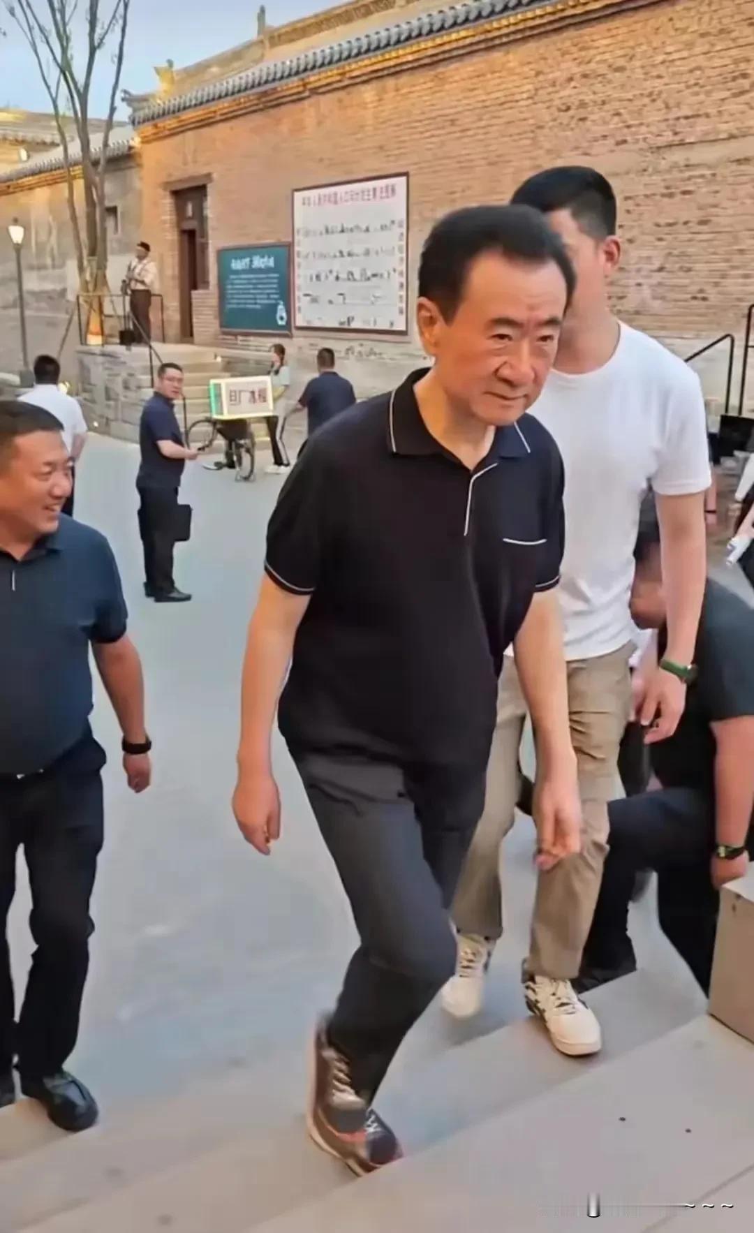 卖！卖！卖！
日子都不好过？
万达再卖48个万达广场，获得500亿的资金！投资方