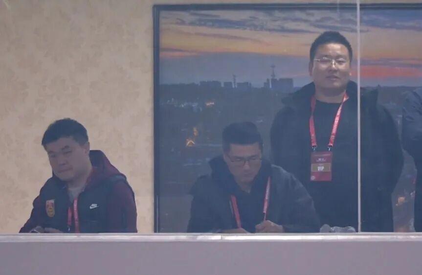 邵佳一成为国足历史上首位观赛做笔记的主帅！这让我们想到了森保一！所以国足也许要迎