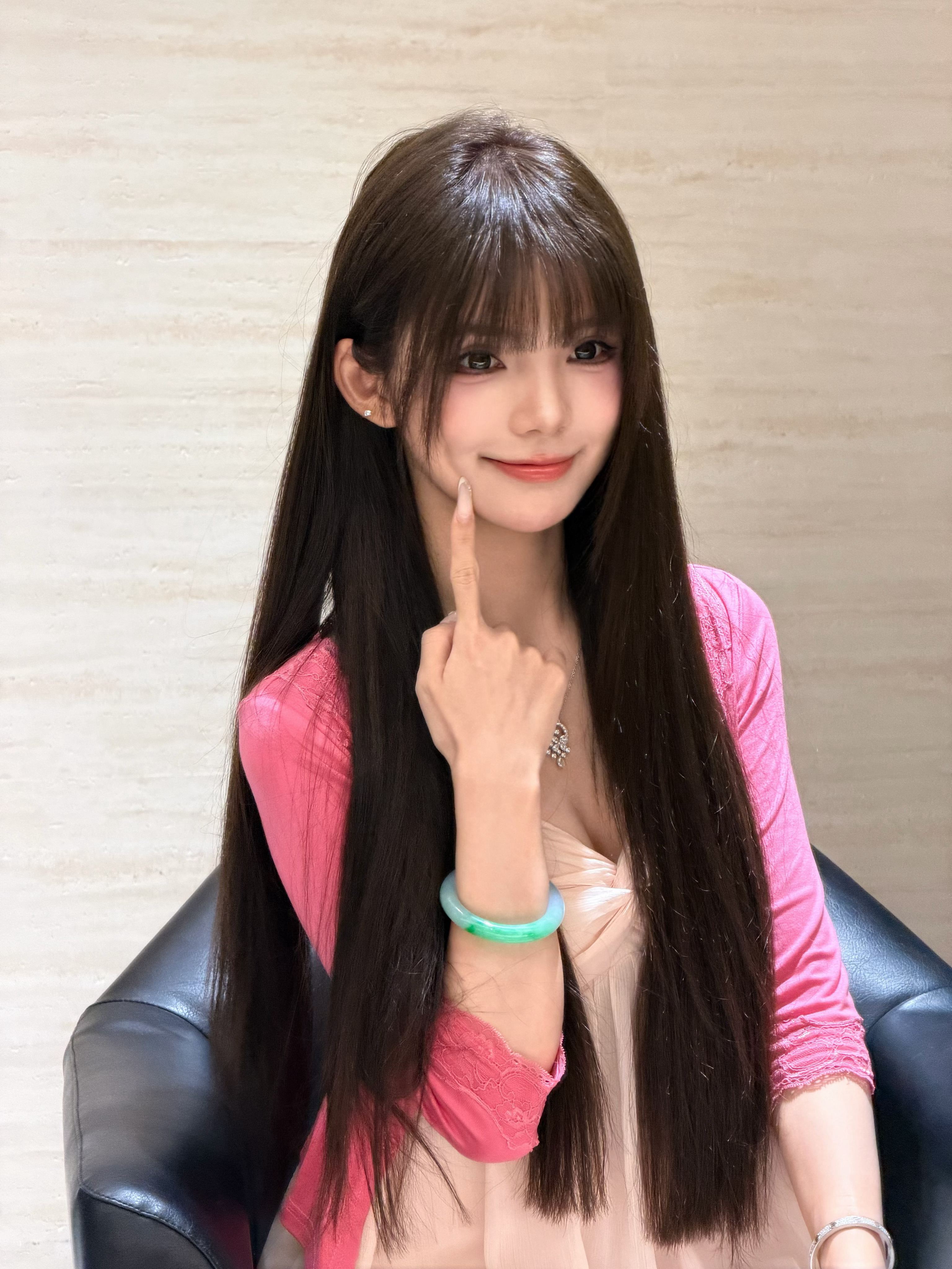 剪了了个厚刘海 目前还没看习惯