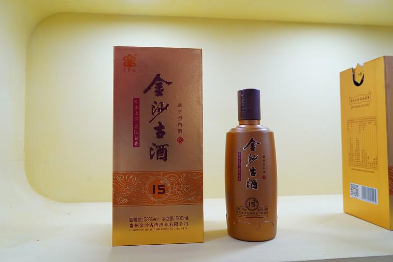 选坤沙酒可有不少门道。先看工艺，正宗坤沙酒用大曲酱香工艺，端午制曲、重阳下沙，一