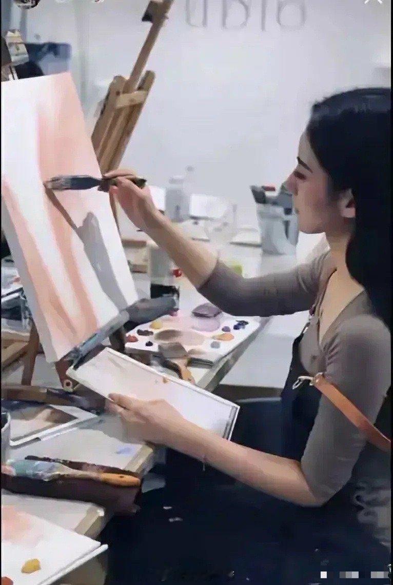 汪小菲未婚妻马筱梅也会画画，人家画的是油画，比具俊晔的马赛克画好看多了。 ​​​
