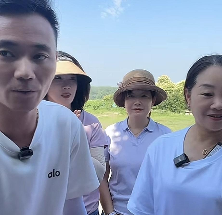 厉怀远今早直播带货短短几分钟在线人数冲到1万多人占据生鲜榜第一的位置 最终还是林