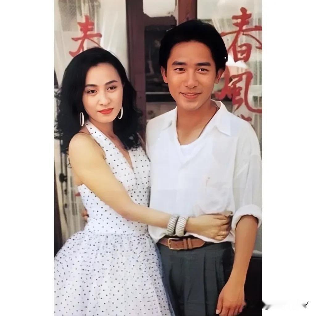 1993年，香港，刘嘉玲与丈夫梁朝伟的留影旧照，那时候刘嘉玲28岁，貌美如花。梁