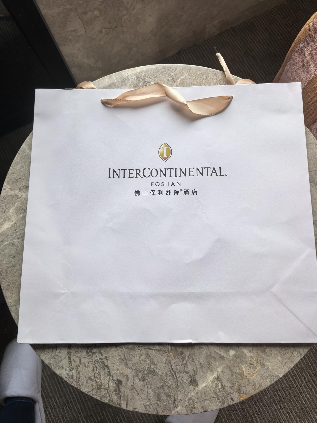 住酒店，总会发现有一个印有酒店名称的纸袋子，已经是酒店的规矩。这样做估计主要是方