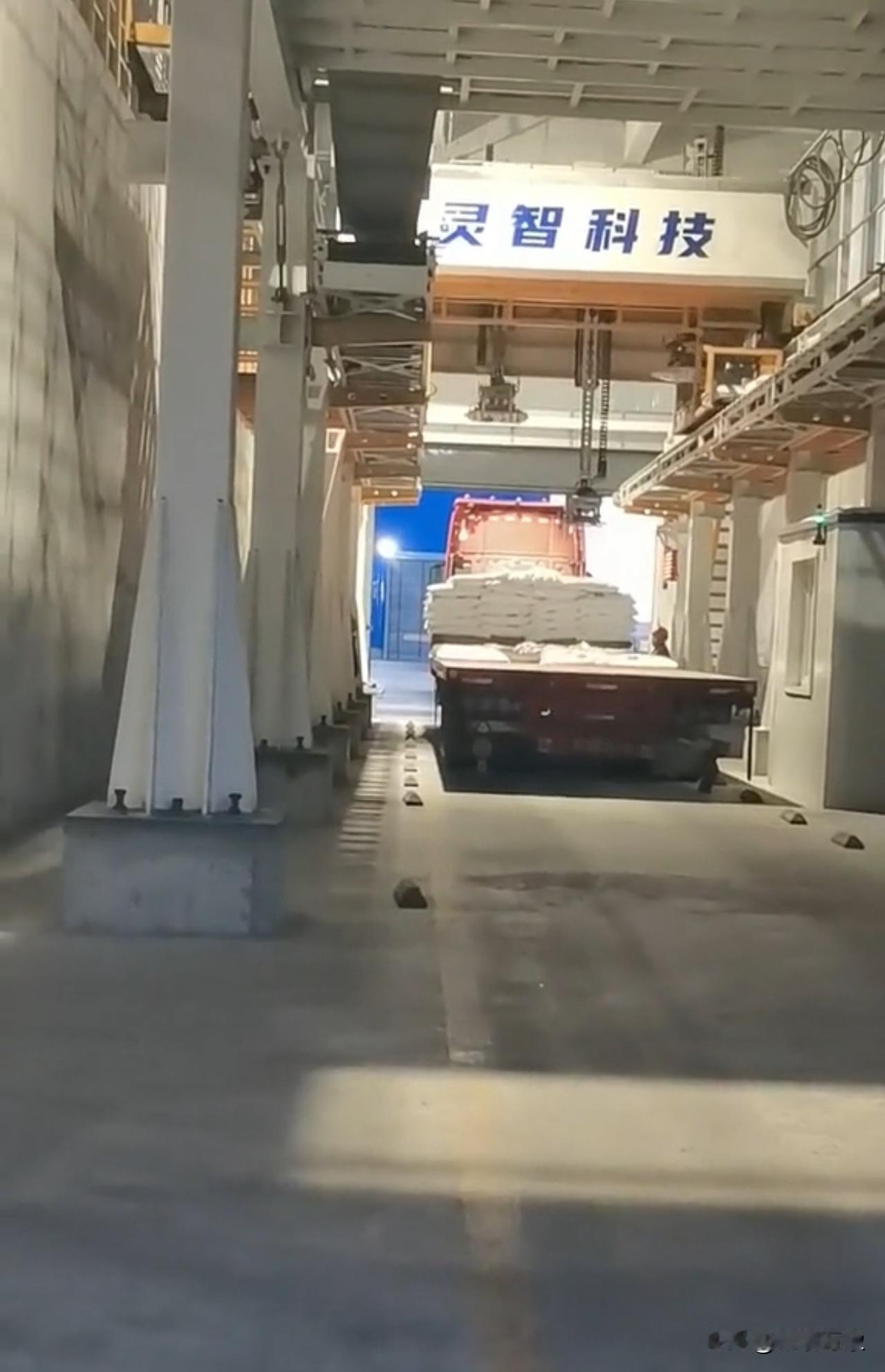 全程不费一兵一卒，装车！科技时代看来快要彻底取代人类了[震惊]