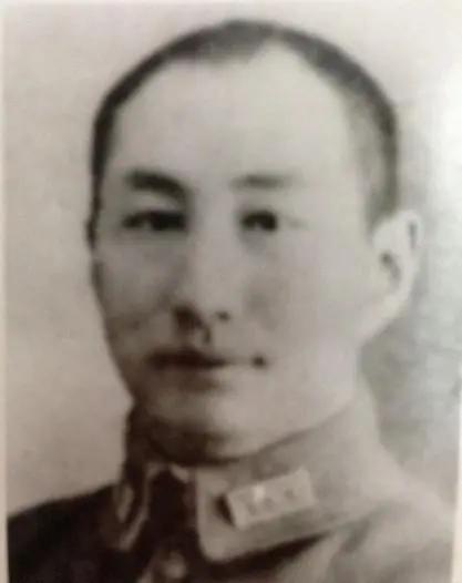 邓玉琢：血战松江三日以身殉国，死后蒙冤四十载的东北军悍将
 
邓玉琢（1903—