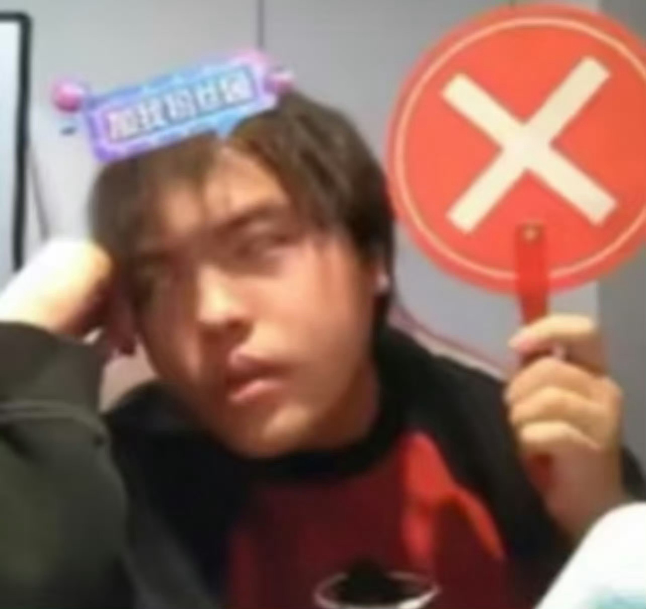 这两天一直在水逆，昨天卡套丢了，今天盲盒摔坏了，工作上失误了一下，饭菜还难以下咽