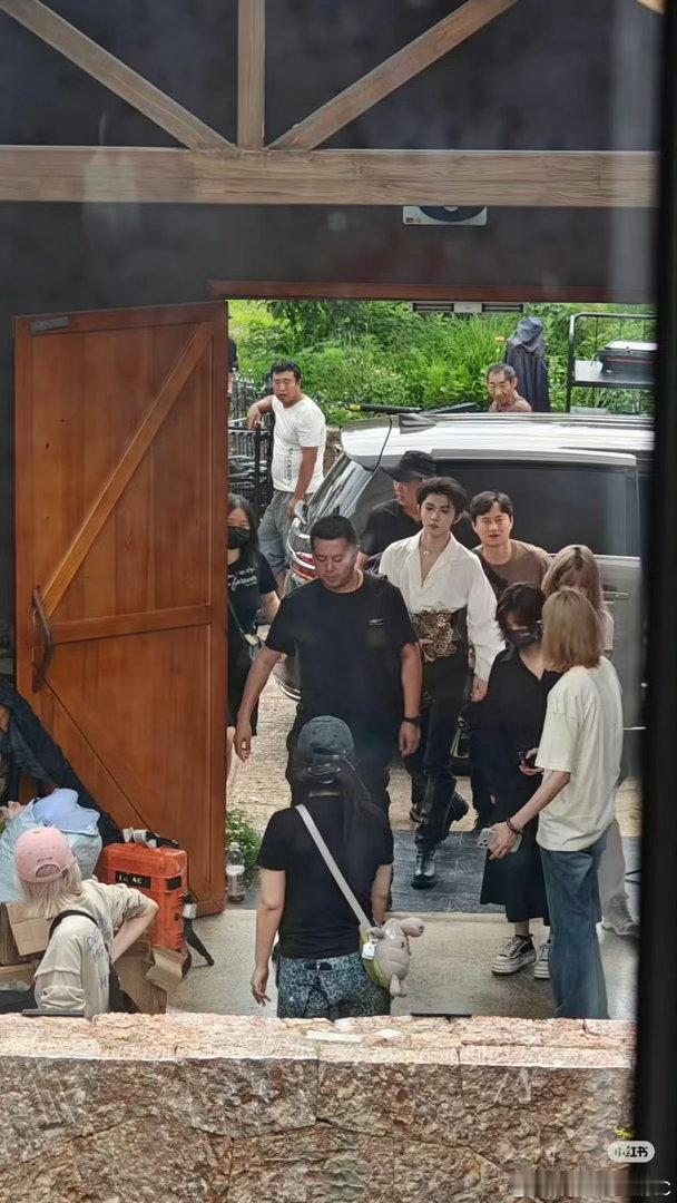 丽江偶遇马嘉祺有网友在丽江偶遇马嘉祺，小马哥白衬衣背头造型完全帅气啊，不知道是在