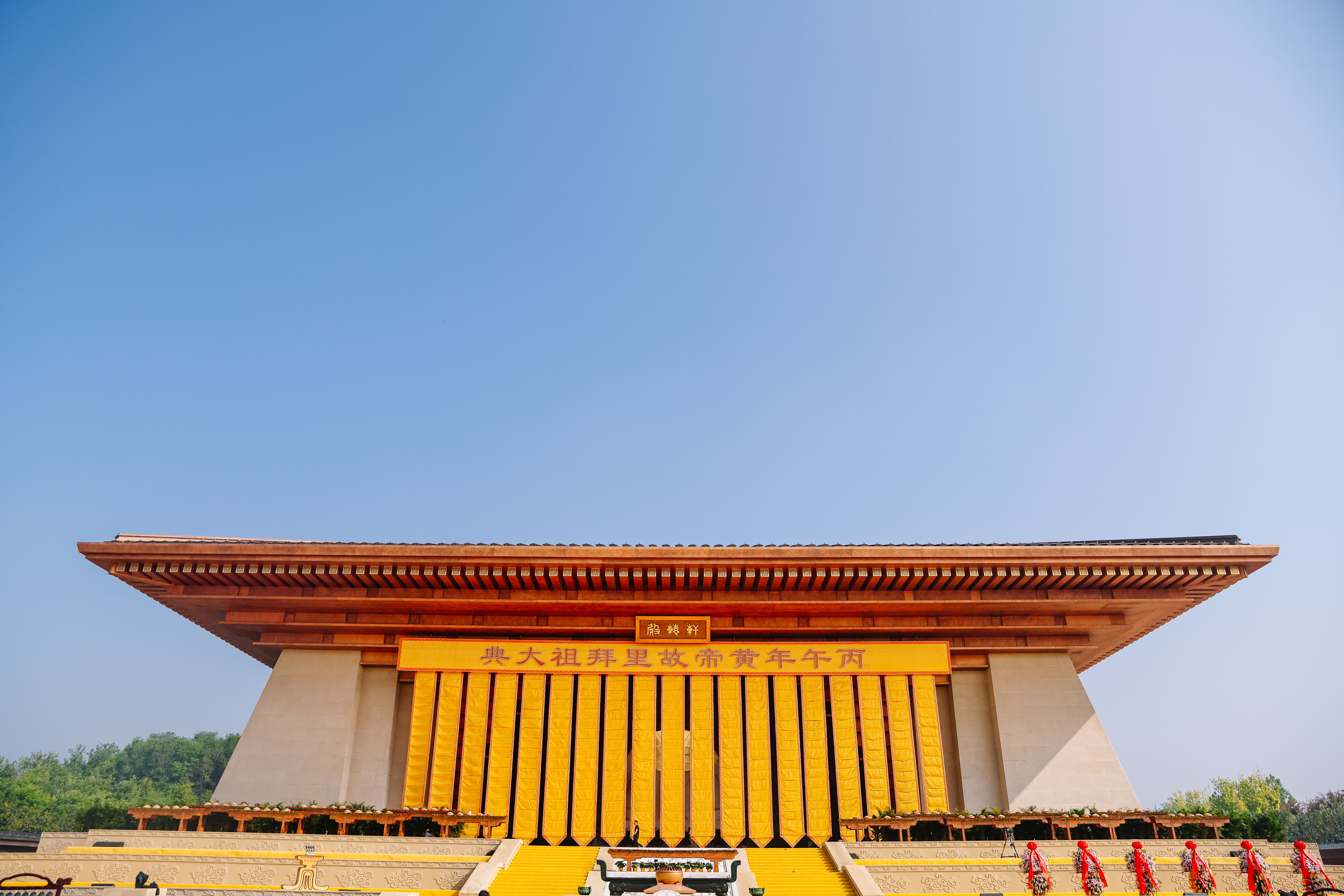 相聚河南郑州触碰历史印记在河南郑州，每一步都踏在华夏文明的根脉之上。作为“天地之