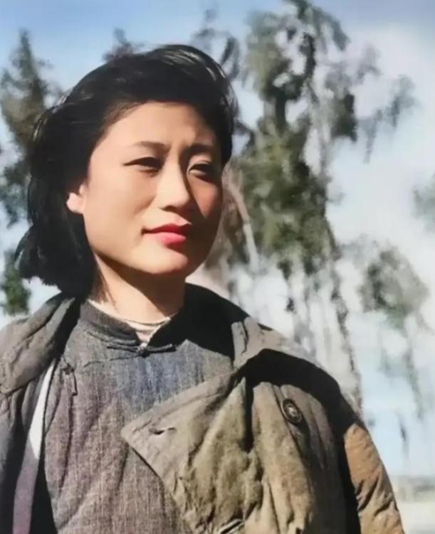 1942 ，张爱萍在参加会议时，被坐在旁边的女速记员吸引住了，这个女速记员不仅记