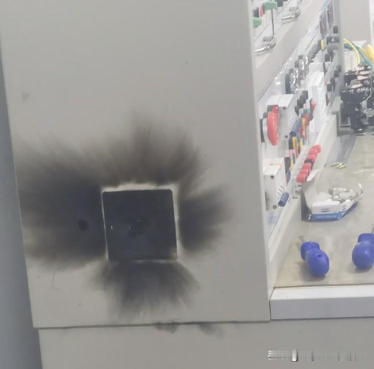 插座被熏黑成这样一定是发生了严重的短路问题造成的。从插座的位置和环境看，这很可能