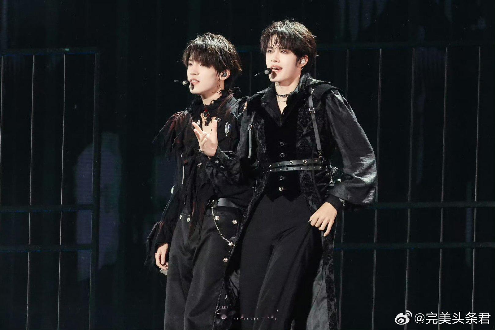 极禹三点钟舞台极禹双人舞烧得势均力敌二周年演唱会名场面预定，张泽禹张极合力完成《