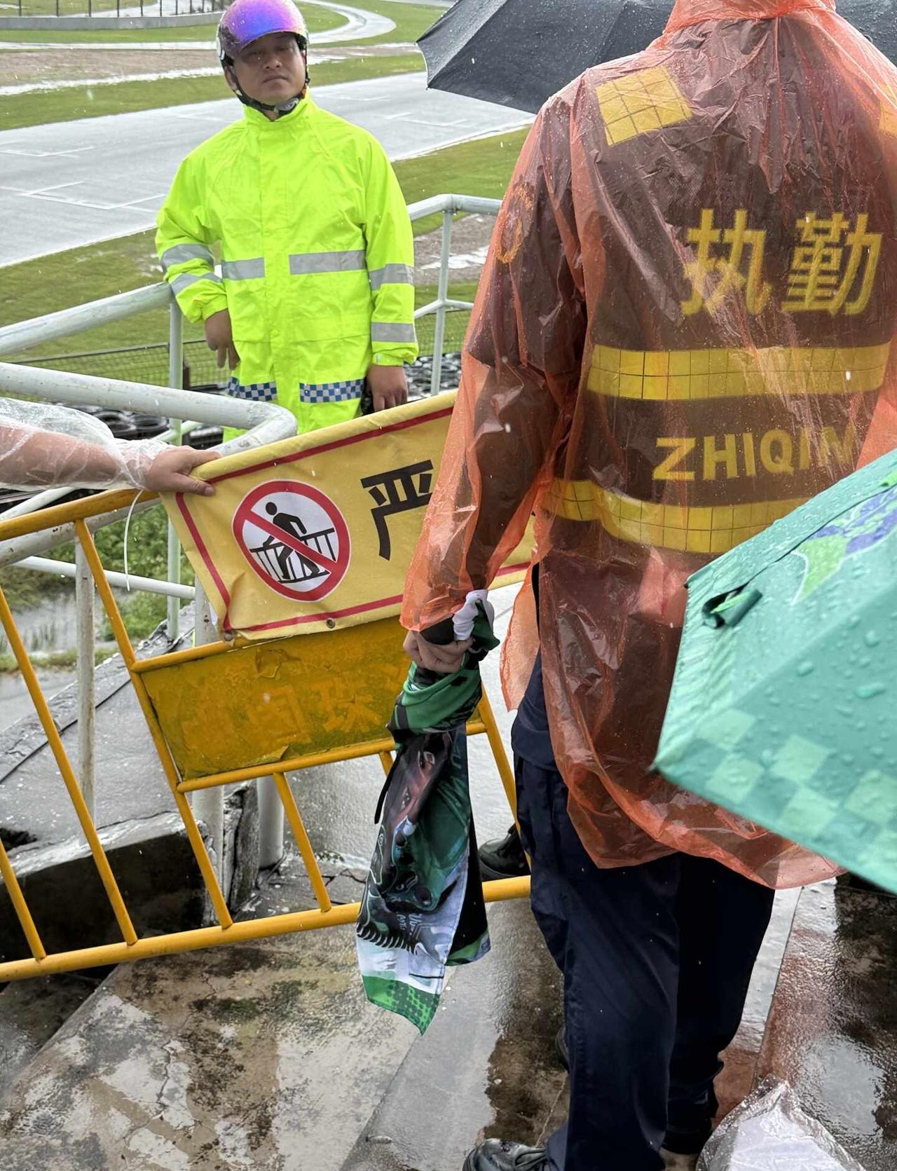 还是太疯狂了
珠海赛车去凑个热闹，看到很多穿绿色衣服的小妹妹们举绿色旗子但是被收