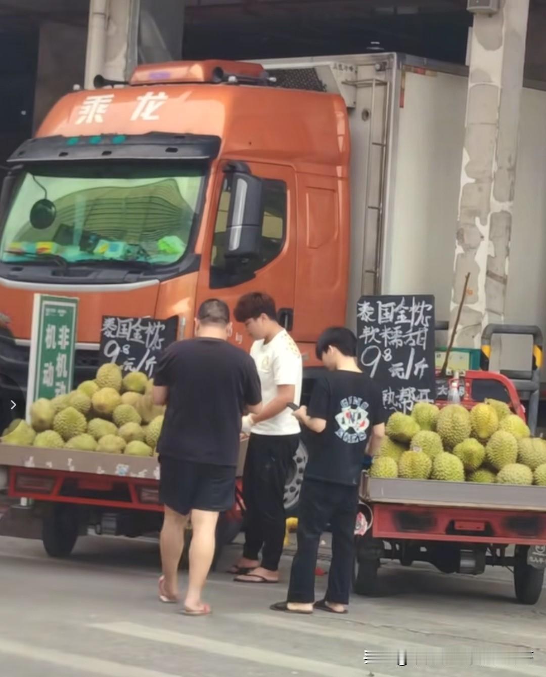 南宁的小姐姐们不要贪小便宜去买这种九块八一斤的路边摊三轮车上卖的榴莲哦，现在榴莲