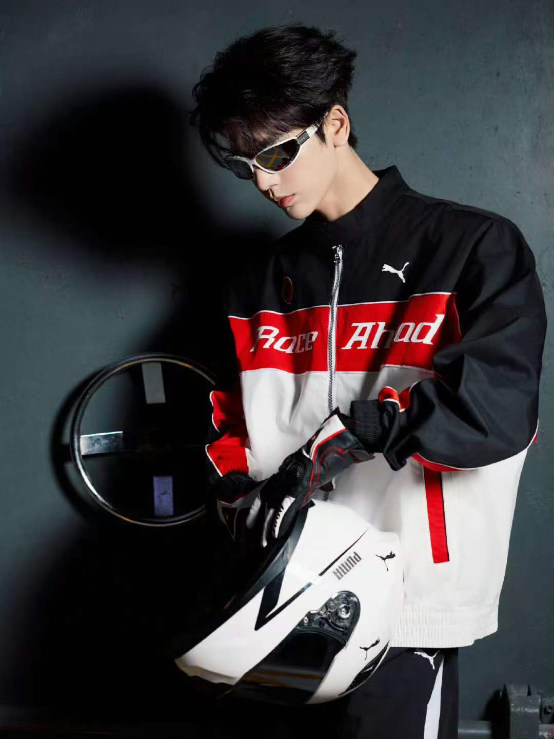 张凌赫赛车服帅炸了好吧有没有题材递本子啊！张凌赫赛车服