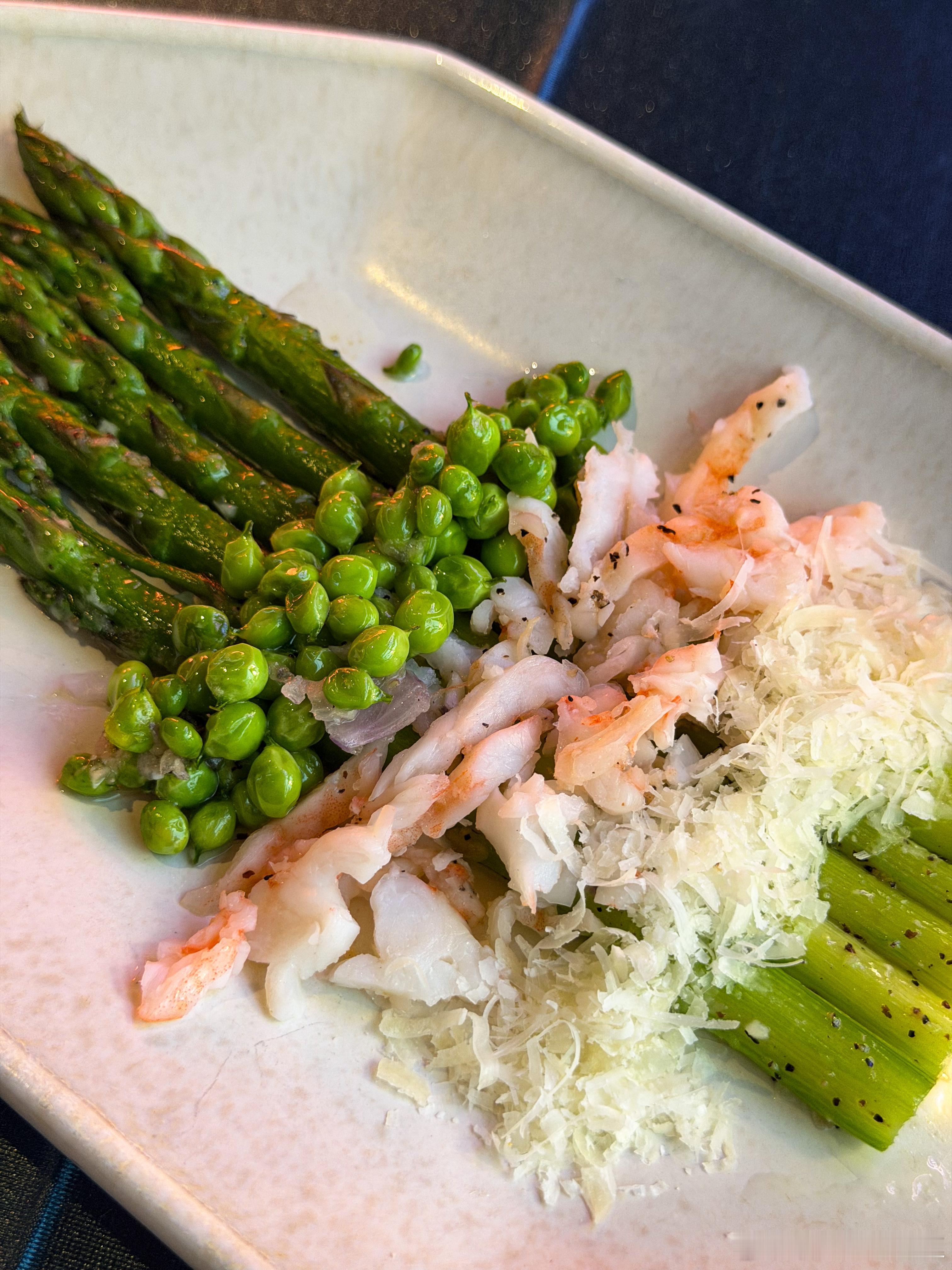 沾媳妇儿生日的光吃顿漂亮饭 祝她年年有今日，岁岁有今朝~