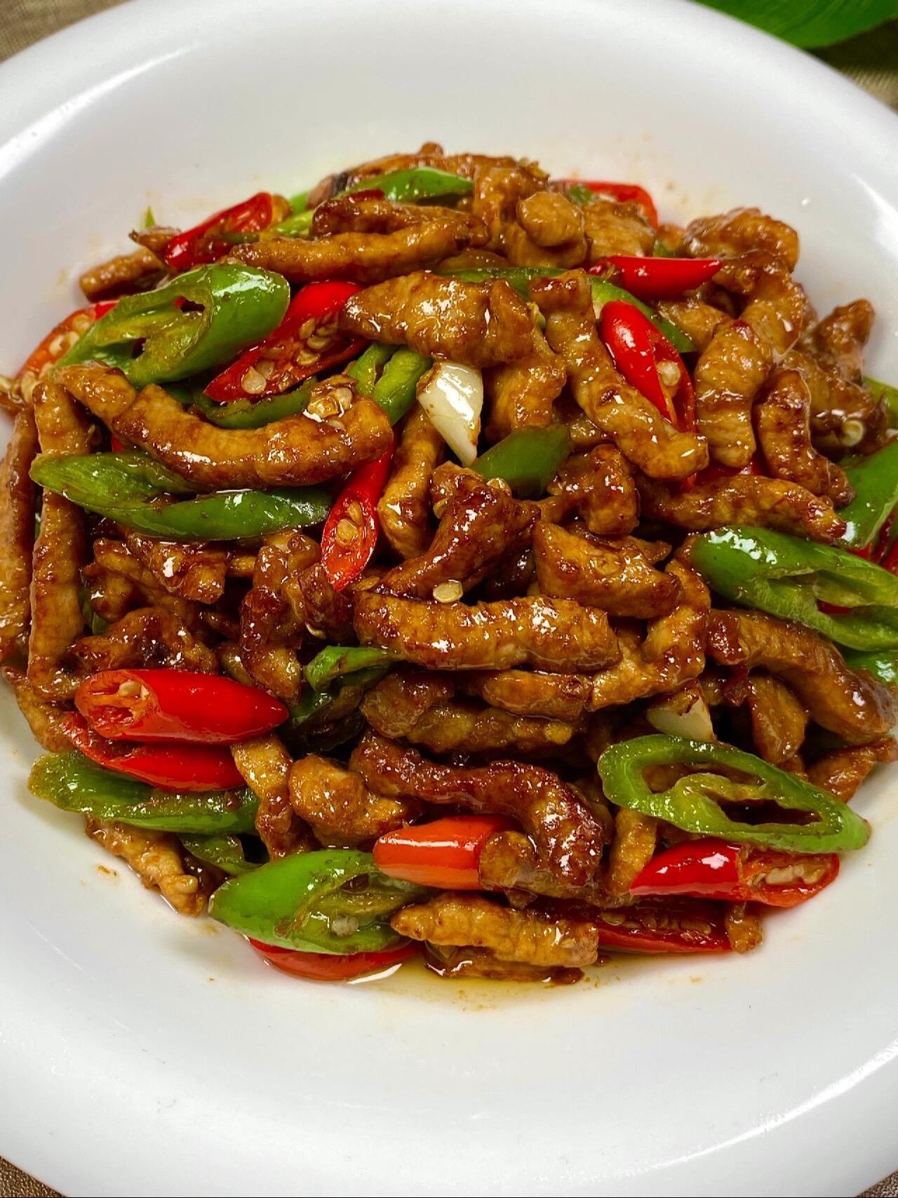 超好吃的下饭菜。我爸做的小炒肉嘎嘎下饭，就这道菜我每次都炫好几
碗米饭，香得嘞，肉嫩滑可口，香辣香辣的~
配米饭绝绝子哇！大家快试试！！！
食材：青红椒、瘦肉、蒜辦、姜丝
做法如图所示