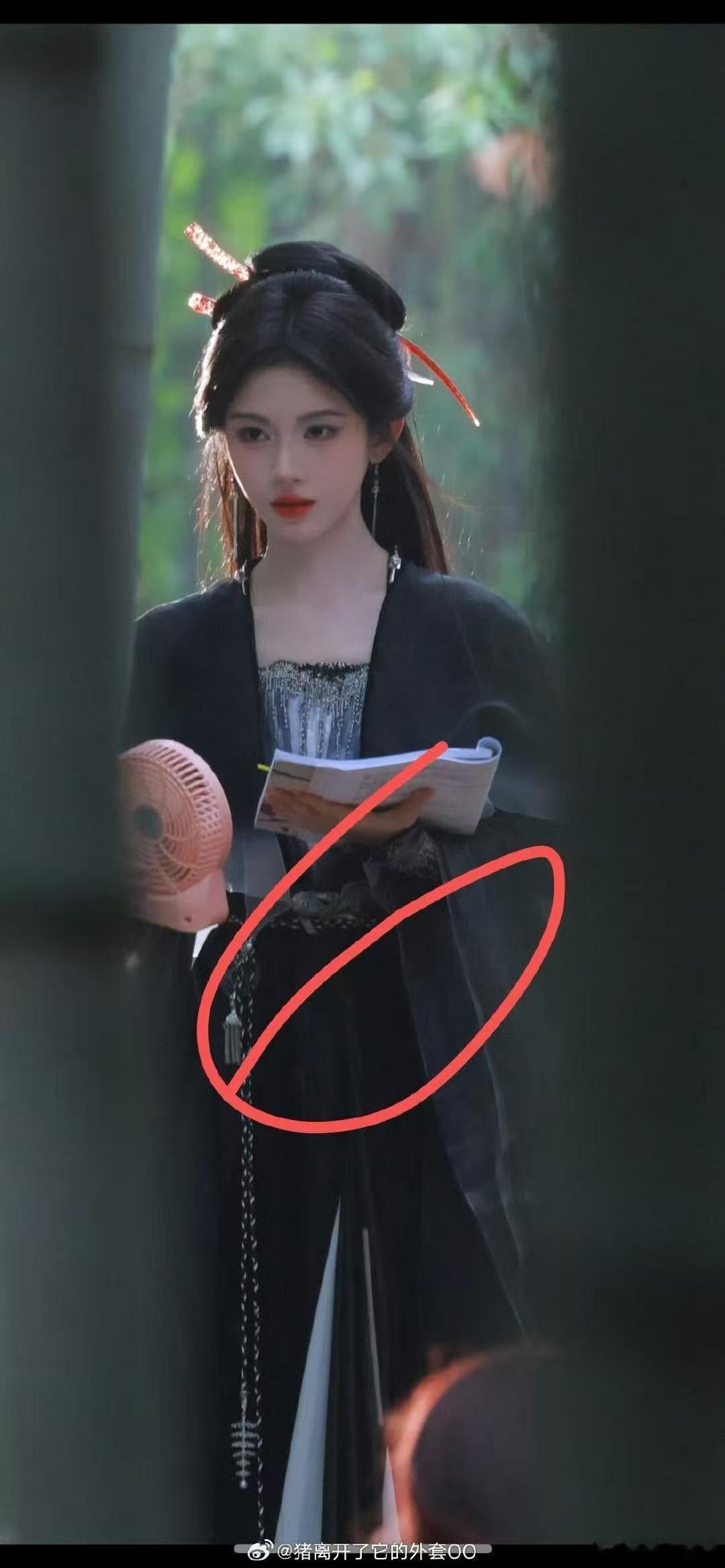 鞠婧祎来战阿黛黑衣路透鞠婧祎来战竹林黑衣路透鞠婧祎来战竹林黑衣路透，带派，[打c
