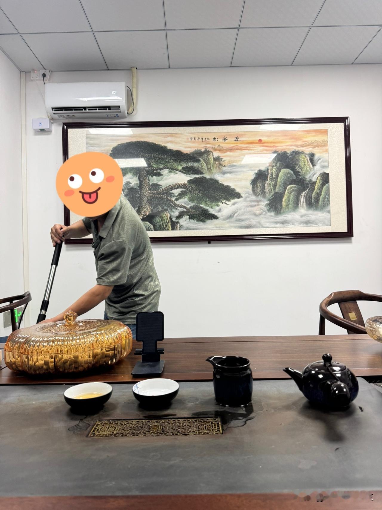 我们东莞公司请了兼职的清洁工，每天晚上来公司把卫生收拾收拾。
刚开始请的是一位阿