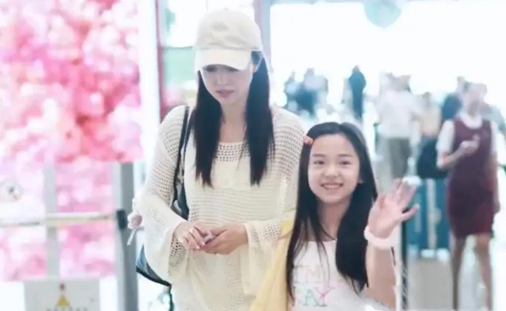 董璇再婚后首露面：带女儿发糖甜过初恋，谁说二婚不能撒狗粮？ 
谁能想到，曾经被婚