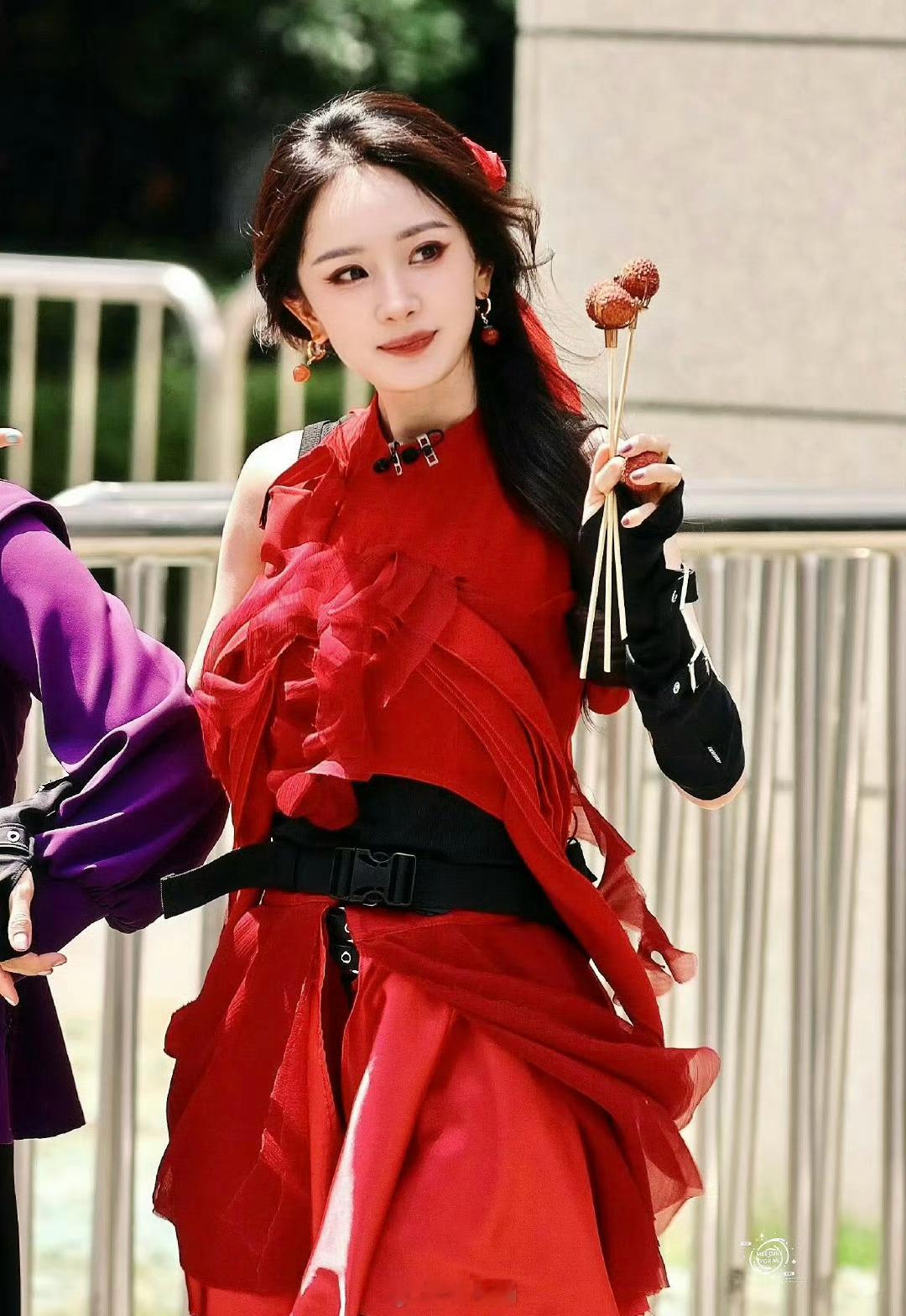 杨幂一直都是个好妈妈，还是多多关注幂的新电影和密逃吧～美鼠啦杨幂 支持女儿而不是