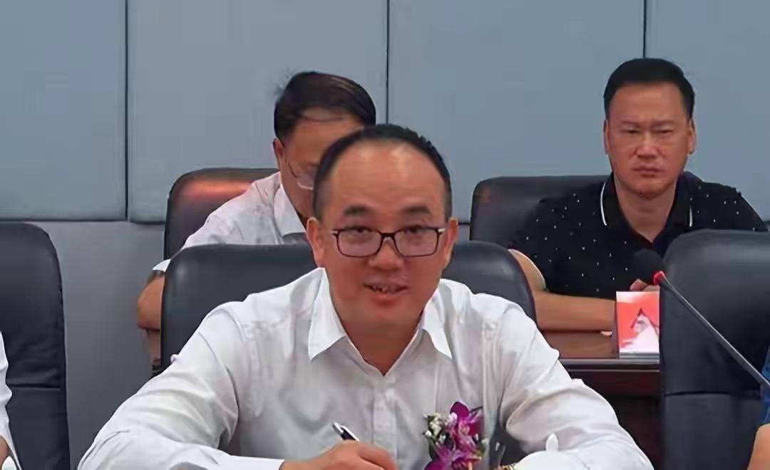 文开福局：三张表里的500亿神话与50亿套现

如果把文开福只看成“地理老师逆袭