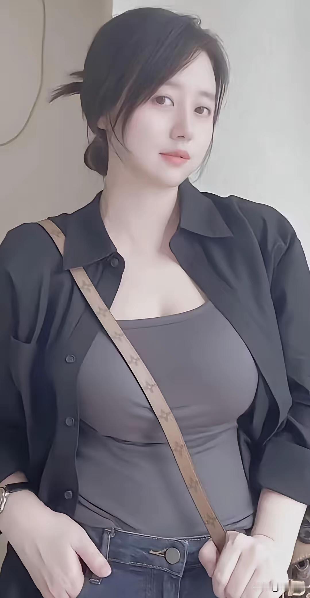 隔壁邻居家的大妹子，一说话就爱笑，挺好的