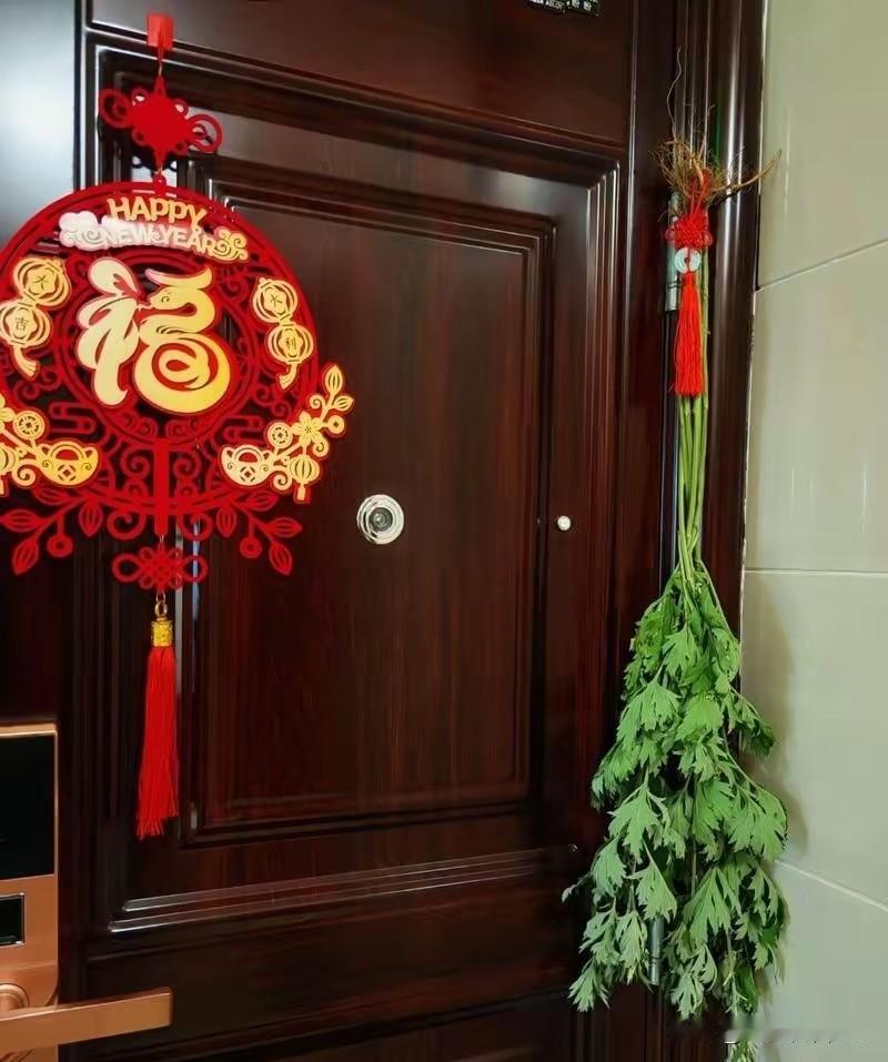 端午节挂艾草讲究多，提醒：1要早，2不忘，3不说，4不挂，要了解
 
端午挂艾草