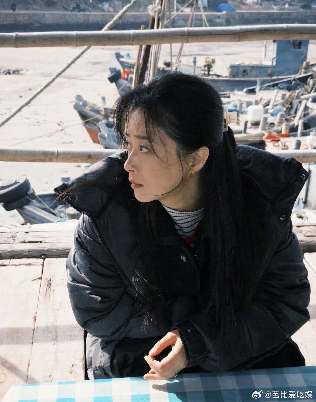 1.吴京跟蒋欣是邻居，有段时间吴京拉着老婆出来晨跑，老遇到蒋欣也在晨跑。2.张翰