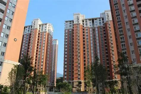 “吃相太难看了！”广东深圳一名男子，2024年通过中介卖掉了自己的房子，本以为交