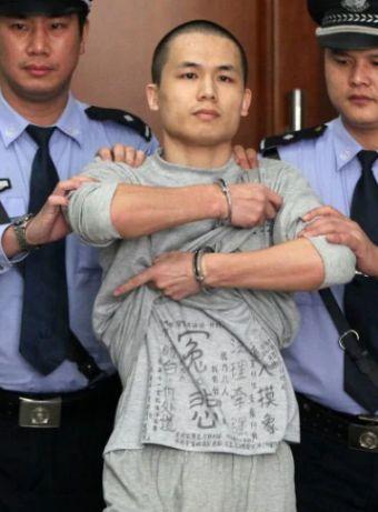 2013年，李才坤被判死刑时，他手上还戴着手铐，面对媒体记者，使劲掀起外层囚衣，