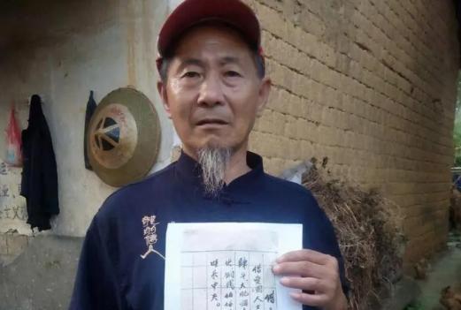 1985年，农民郭建英在政府门口徘徊，他手里拿着一张欠条，上面写着：借款1100