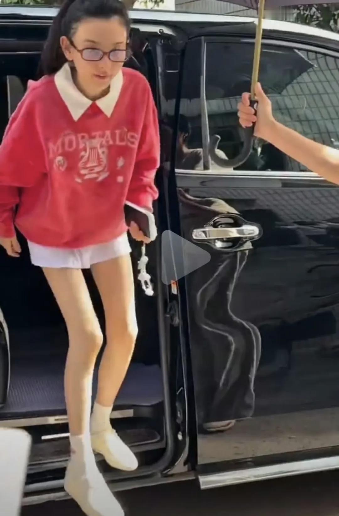 宋祖儿暴瘦内幕？

这两天宋祖儿暴瘦跟沙溢瘦身的事接连被网友热议，有知情人爆料宋