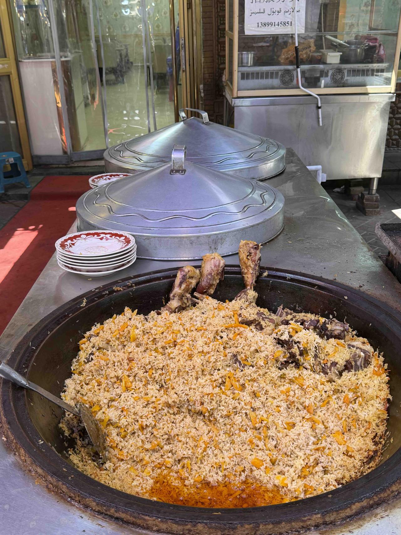 给力的十全大补饭
此次前往新疆，我真切体会到了“广袤”一词的含义，去景点游玩路上