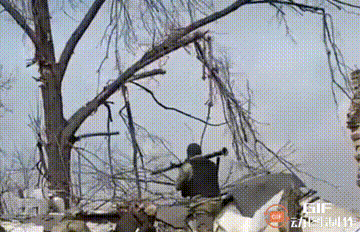 暴躁的俄军士兵，火箭筒发射不成功，气得将其拆卸后扔出阵地。这样的装备，还能打仗吗