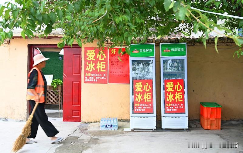 社区爱心冰箱火了，看见重庆普通人之间的温柔
綦江一家街边商户摆放爱心冰箱，给户外