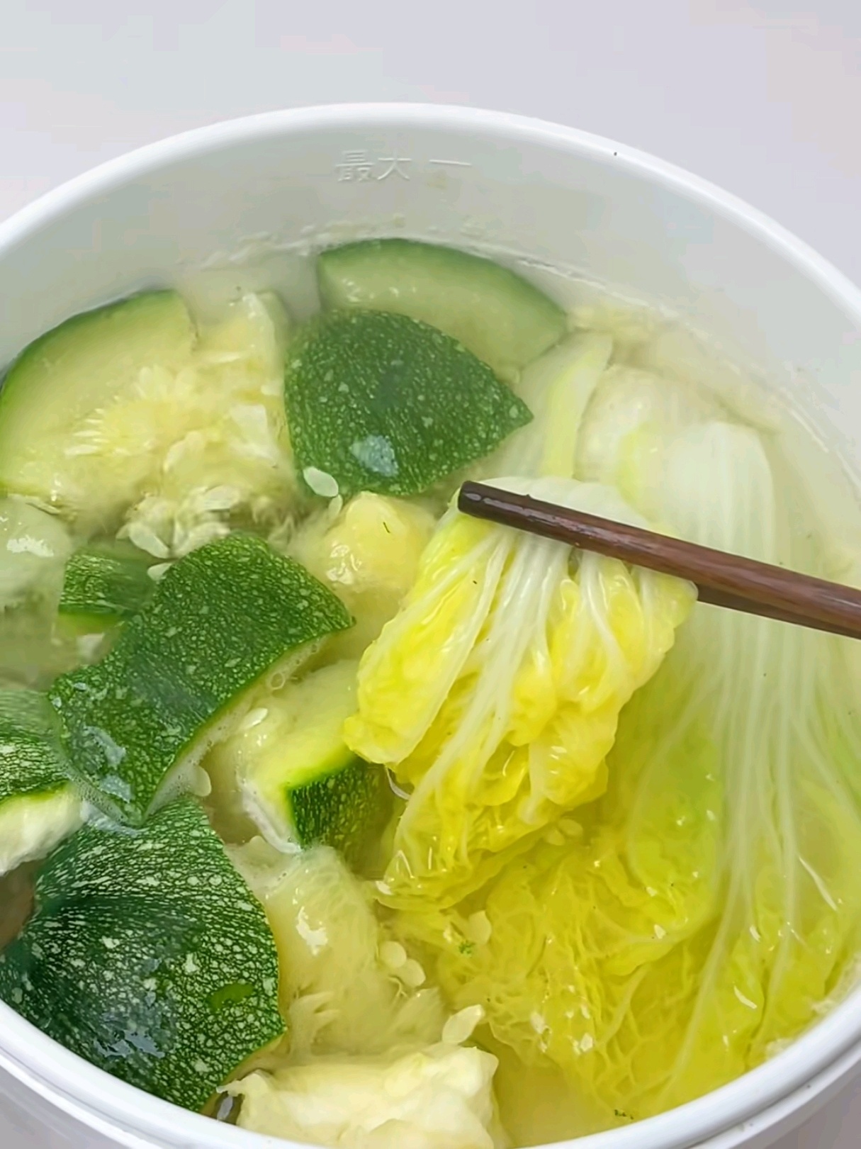 连续吃6个月水煮菜胰腺坏死了说白了，减肥是少油不是无油，根据体重控制摄入量是对的