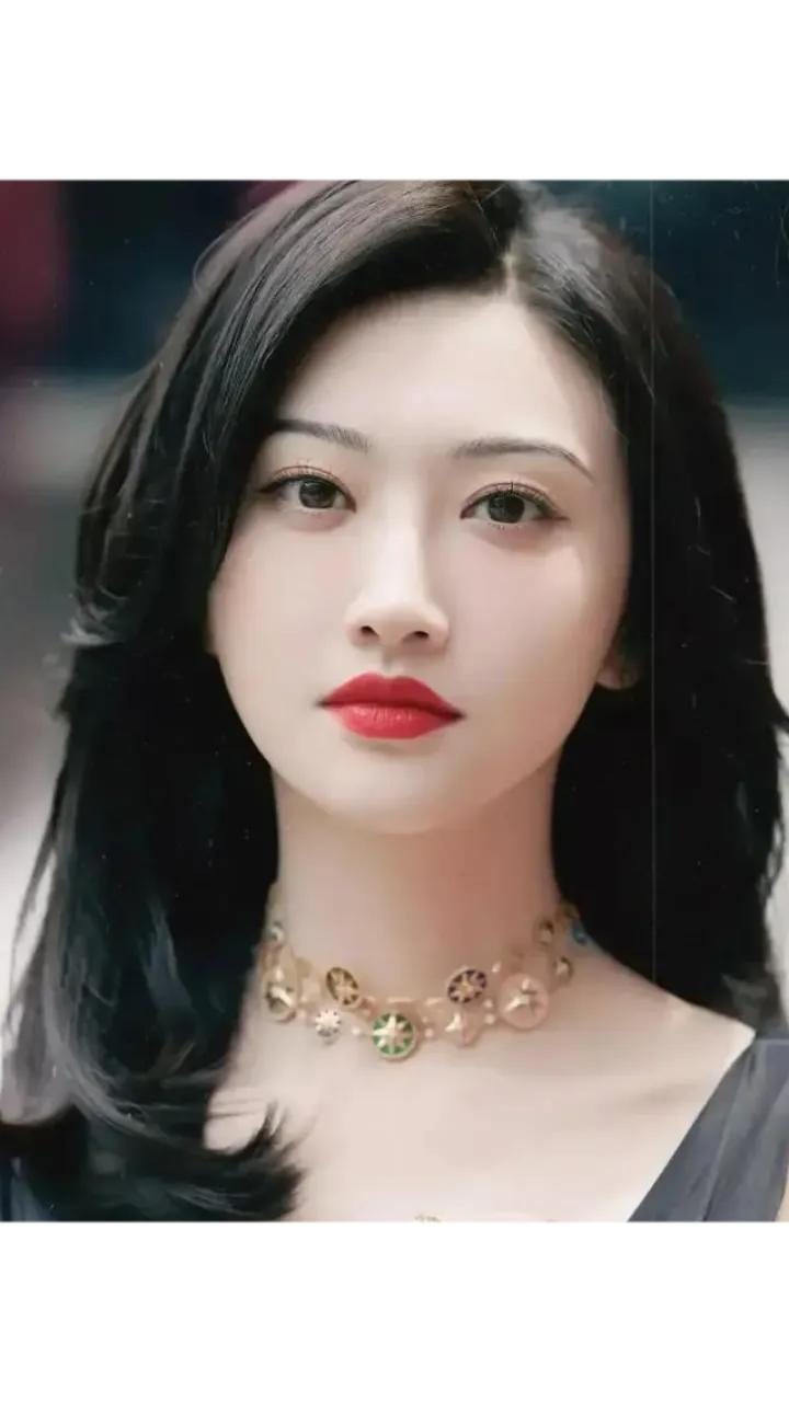 景甜：低调回归，专注演艺

近年来，景甜在娱乐圈的形象发生了显著变化。她不再像过