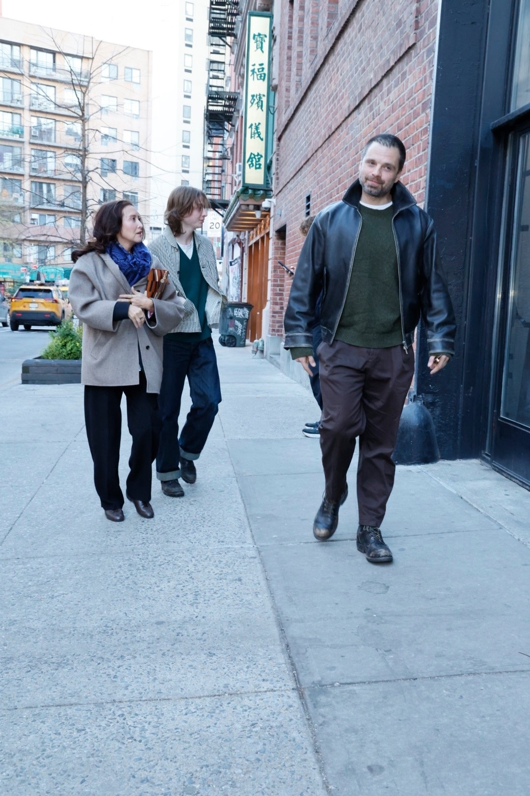 塞巴斯蒂安·斯坦现身「宝福殡仪馆」！近日，「金球奖影帝」塞巴斯蒂安·斯坦（Seb