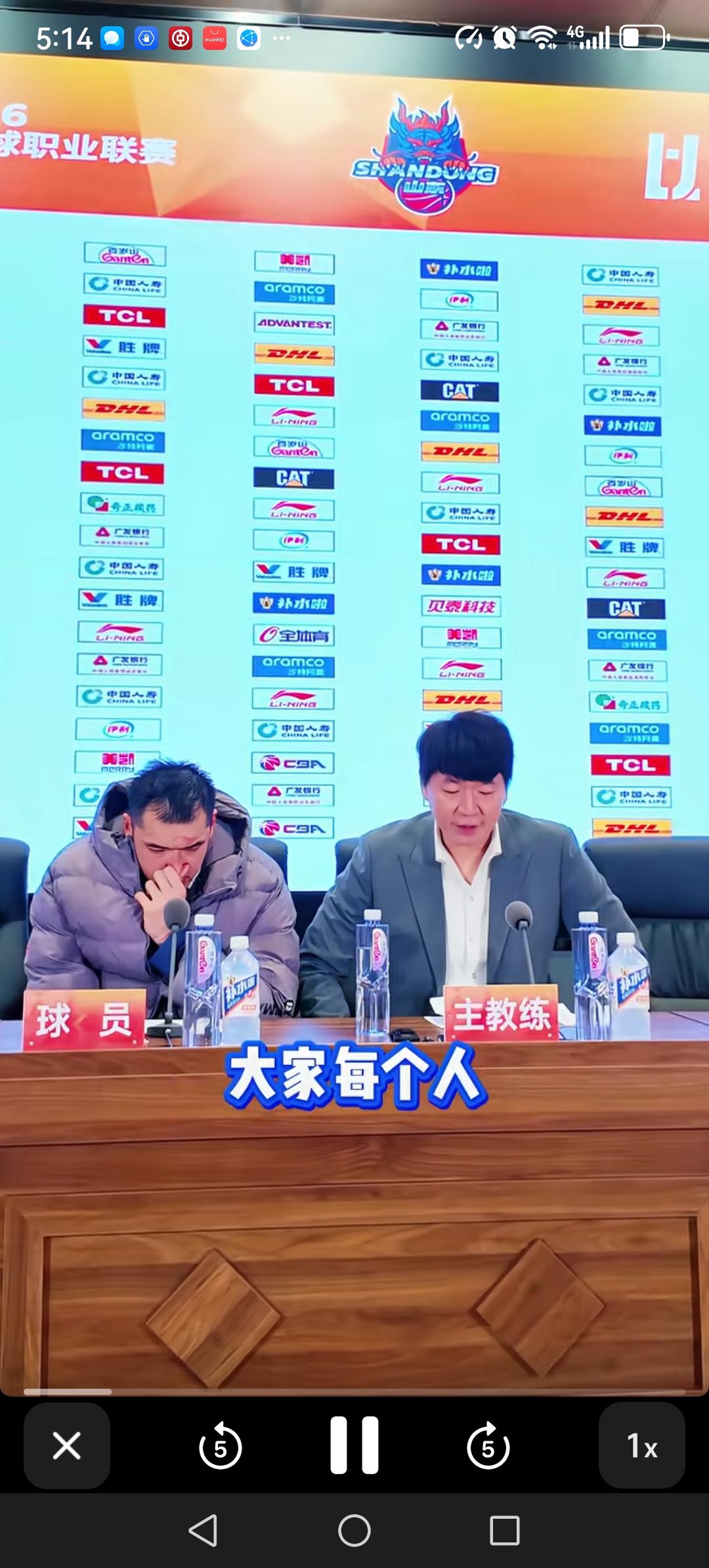 陶汉林终于可以出席新闻发布会了。昨天晚上山东高速88：78战胜了山西。赛后陶汉林