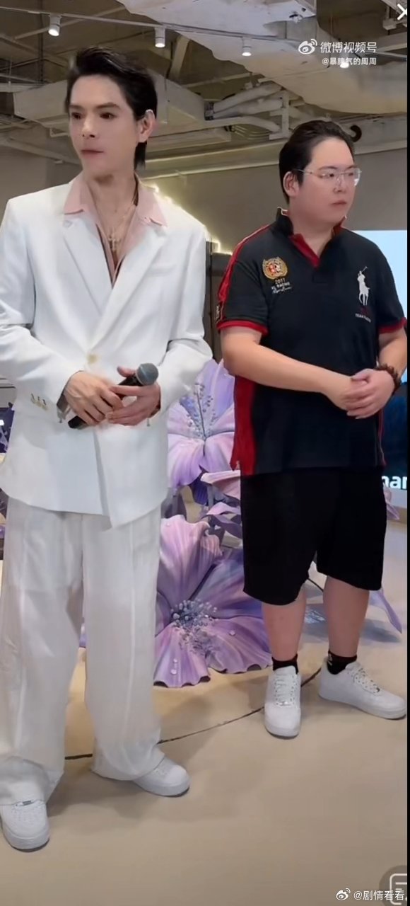 向佐向佑同框合照  向佐向佑同框合照氛围感拉满，血浓于水的兄弟情格外动人，羡慕这