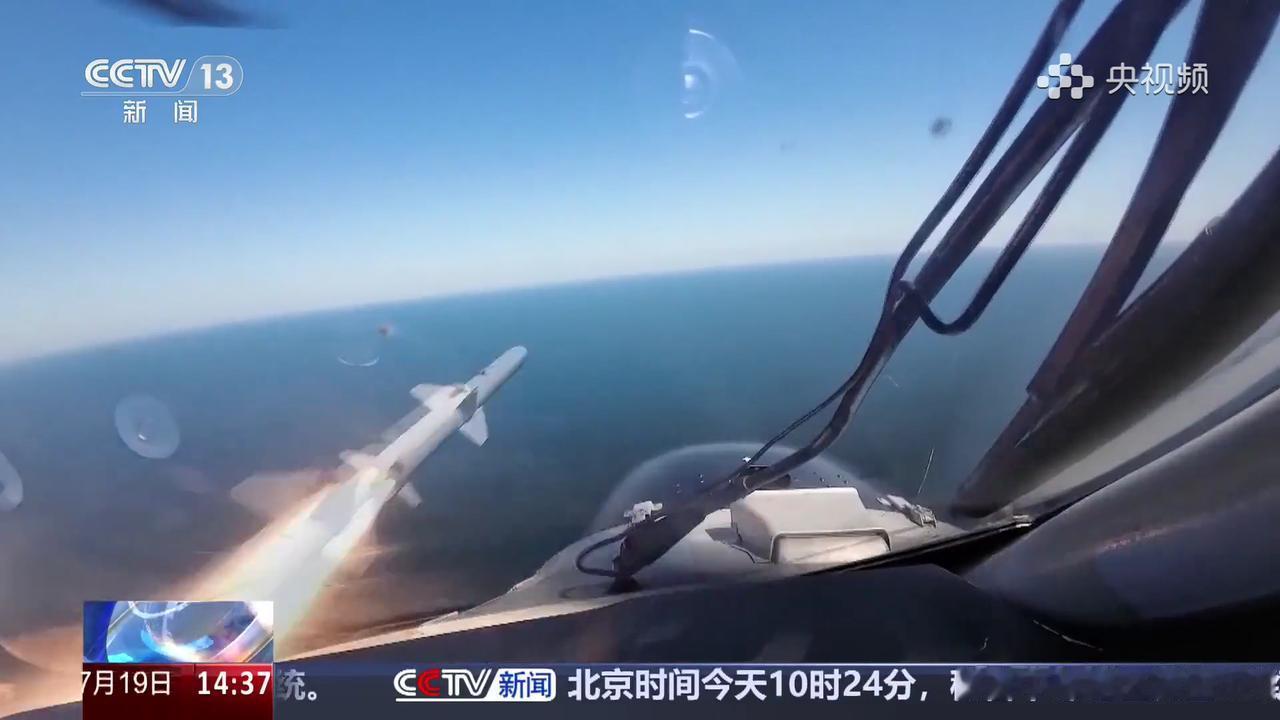 罕见实物照片，直九发射鹰击九轻型反舰导弹，很少见到的实弹射击视频。海军使用直升机