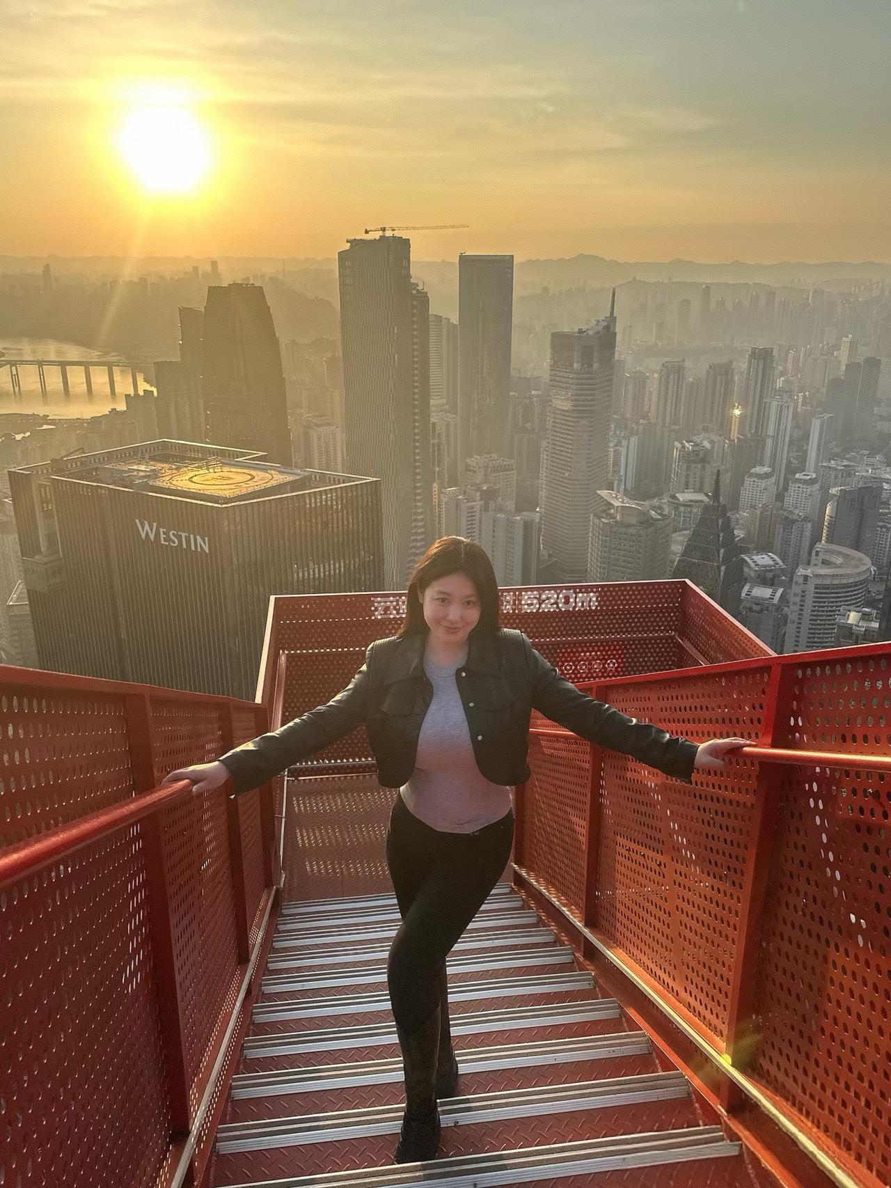 楼阁高耸入云，俯瞰繁华似锦