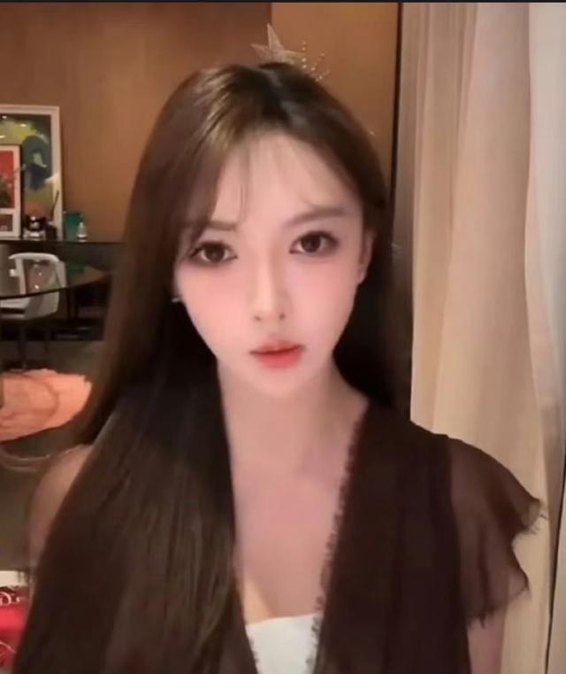 叶珂消失数月后突然现身直播间，直播间人数瞬间达到十万+，引发广泛关注。此前因和黄