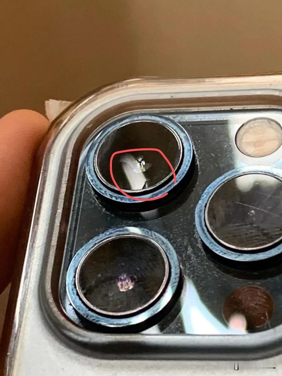 苹果真差劲，还忙着涨价？

群友反应：“我刚刚发现我的镜片居然坏了”
iPhon