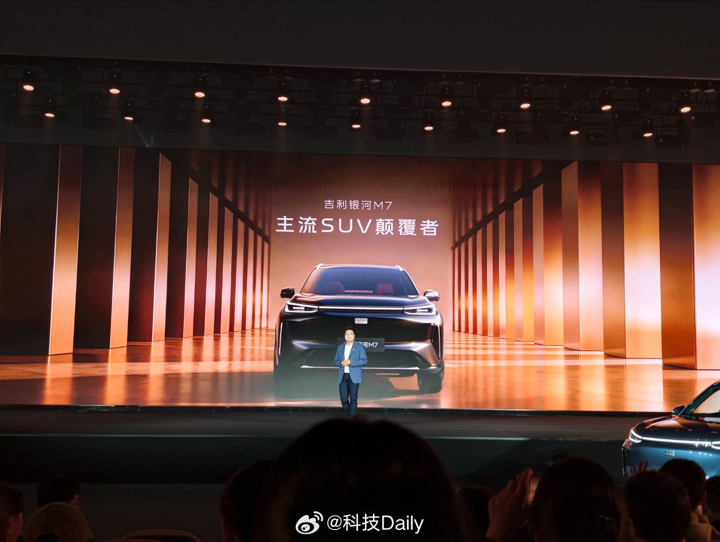 吉利银河M7亮相，作为主流SUV颠覆者，M7搭载神盾金砖电池，带来长续航、快补能