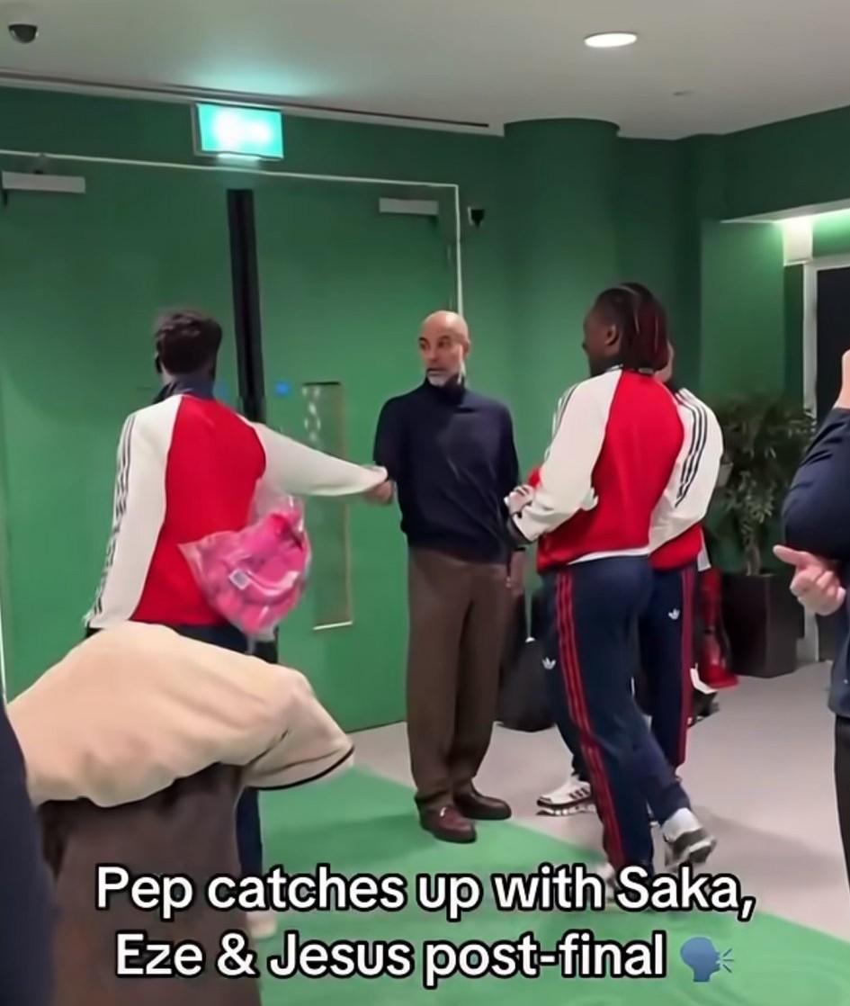 英联杯决赛赛后在球员通道里面“暖心”的一幕:瓜迪奥拉和阿森纳球员萨卡、热苏斯等球