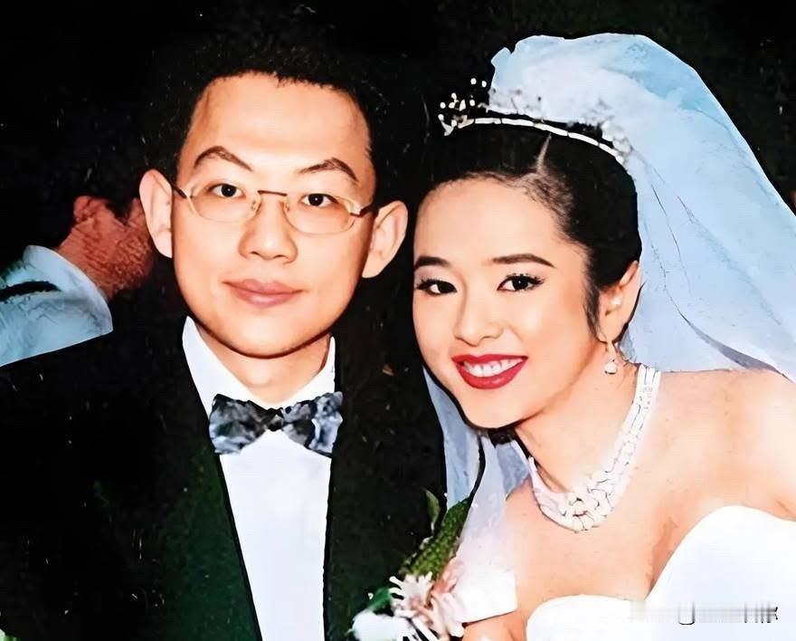 九十年代的叶蕴仪，标准洋娃娃式玉女，长相甜美纯净，凭借《阿修罗》在日韩爆火，是红