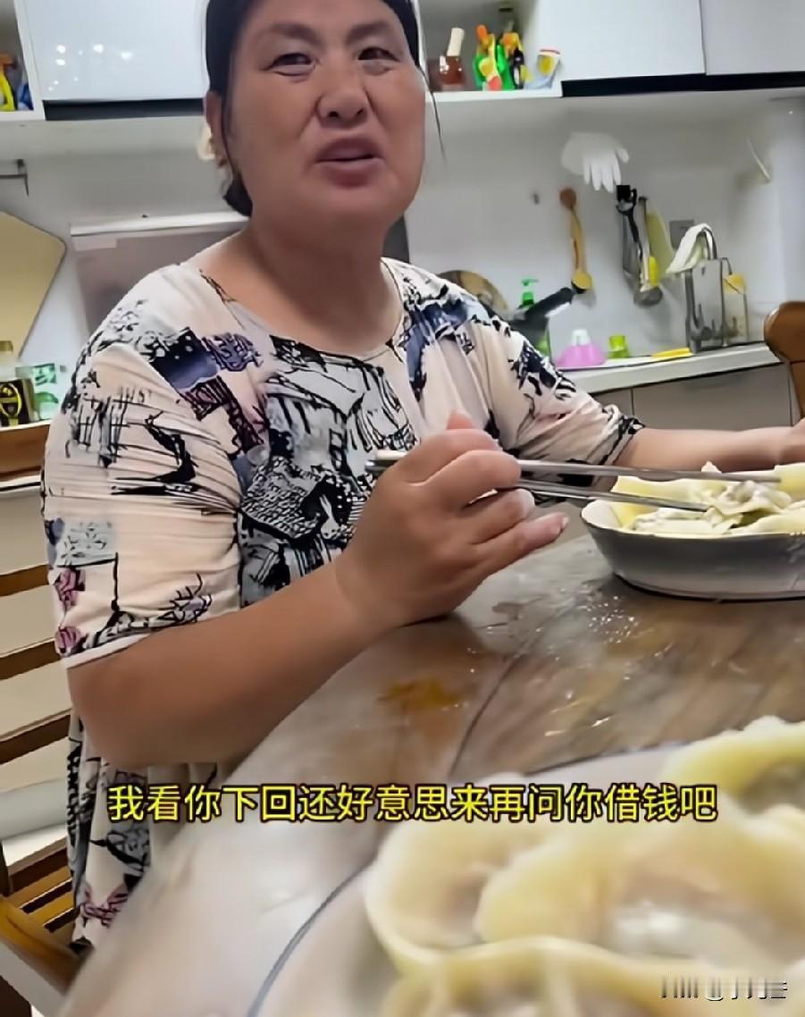 “所以人穷了连自己父母都会看不起?”一女子问自己二姐借了5千块钱，姐姐很爽快的就