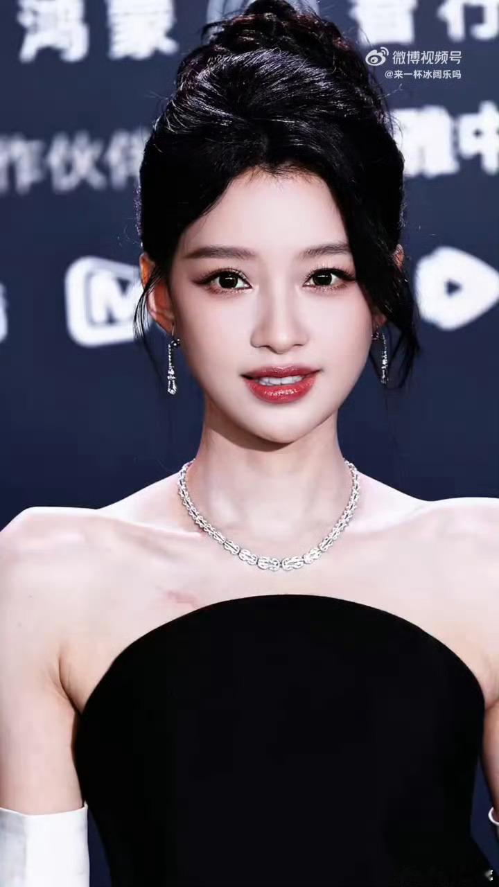 孙怡胸口怎么了但是 好美萌啊 